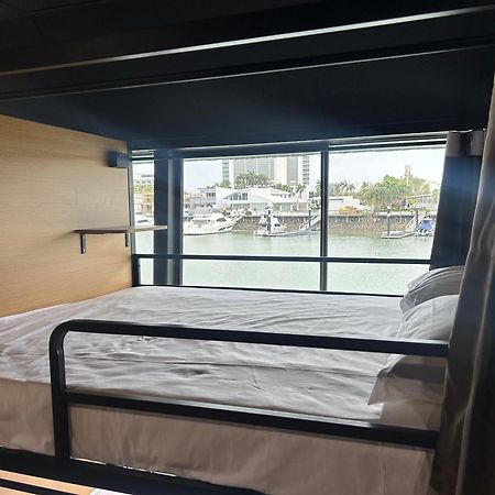 The Pier Pods On The Water- 50M From Townsville Bus Terminal And Ferry Terminal- Passport Id Requried Exterior photo