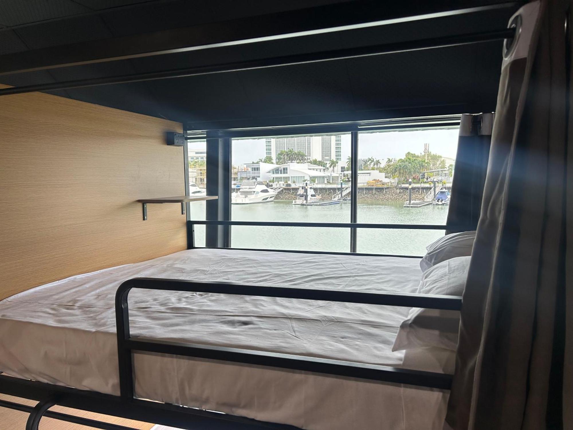 The Pier Pods On The Water- 50M From Townsville Bus Terminal And Ferry Terminal- Passport Id Requried Exterior photo