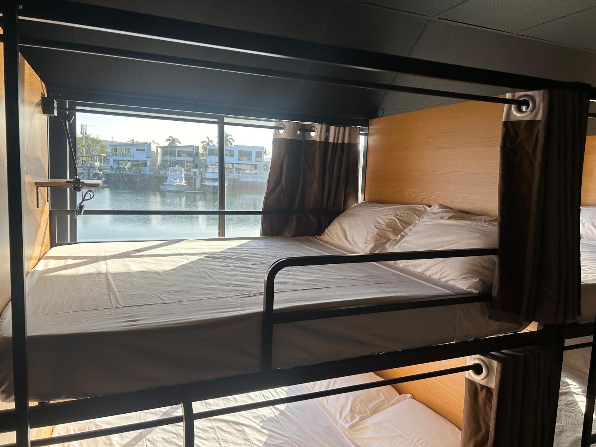 The Pier Pods On The Water- 50M From Townsville Bus Terminal And Ferry Terminal- Passport Id Requried Exterior photo