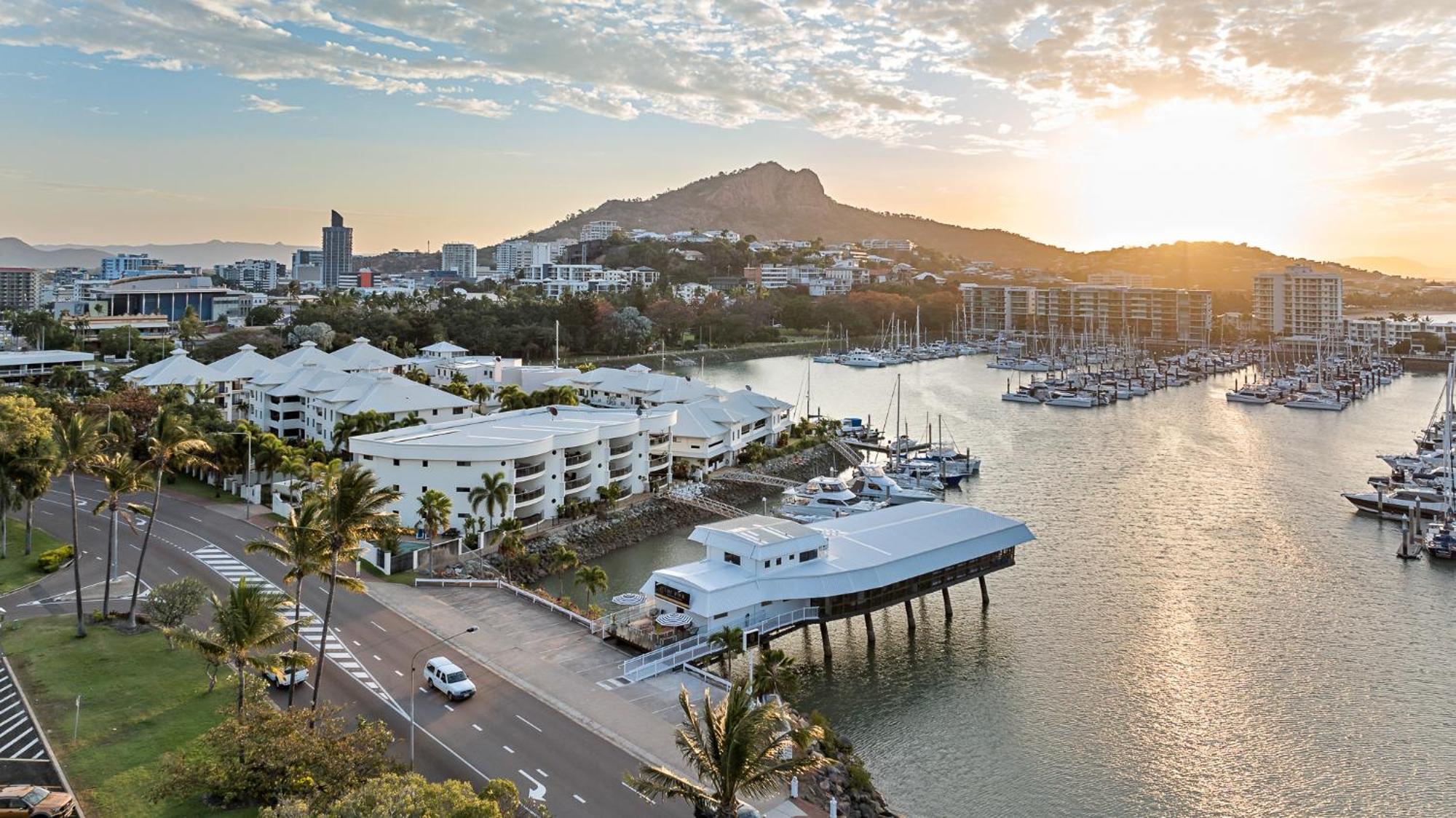 The Pier Pods On The Water- 50M From Townsville Bus Terminal And Ferry Terminal- Passport Id Requried Exterior photo