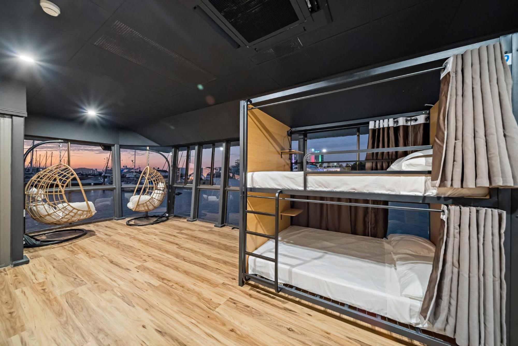 The Pier Pods On The Water- 50M From Townsville Bus Terminal And Ferry Terminal- Passport Id Requried Exterior photo