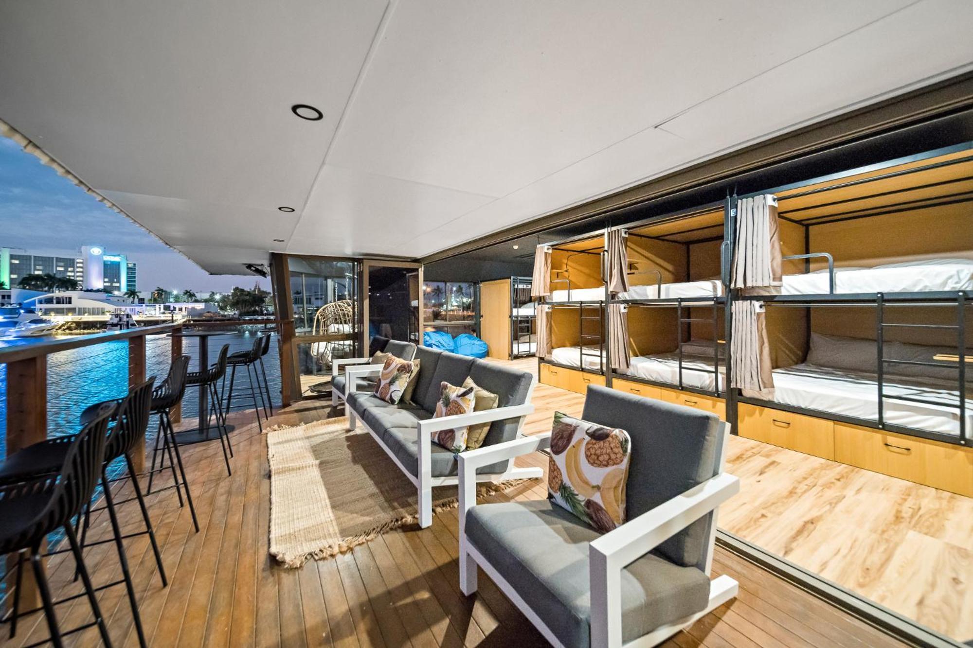 The Pier Pods On The Water- 50M From Townsville Bus Terminal And Ferry Terminal- Passport Id Requried Exterior photo