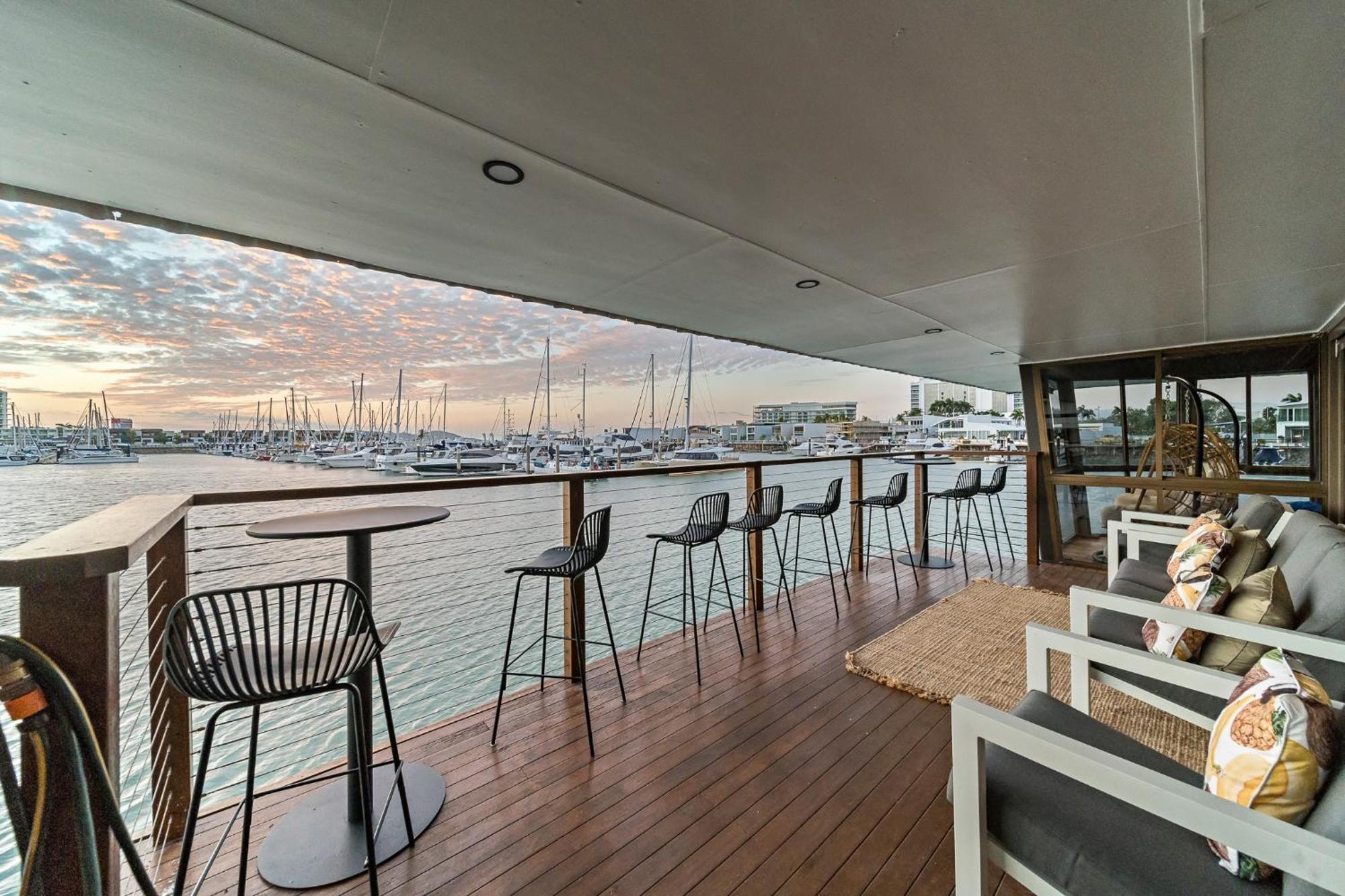 The Pier Pods On The Water- 50M From Townsville Bus Terminal And Ferry Terminal- Passport Id Requried Exterior photo